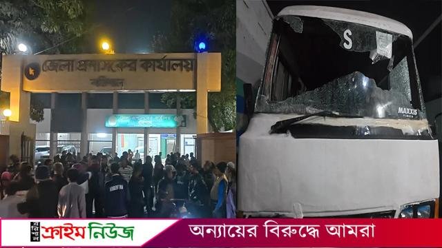 বরিশালে ক্ষতিপূরণ না পেয়ে দুটি স্টাফ বাস ভাঙচুর, ডিসি কার্যালয়ে বিক্ষোভ