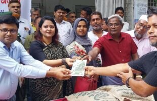 গৌরনদীতে কৃষকদের মাঝে বিনামূল্যে বীজ, চারা ও কীটনাশক-সার বিতরণ