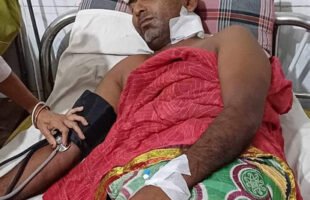 উজিরপুরে ঠিকাদারি বিরোধে কাউন্সিলরকে কুপিয়ে জখম: এলাকায় উত্তেজনা ও বিক্ষোভ